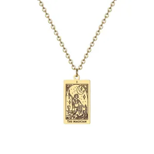 Gros plan du pendentif Tarot Le Magicien en acier inoxydable doré avec gravure précise