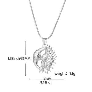 Collier en acier argenté avec pendentif soleil et lune en relief sur fond blanc
