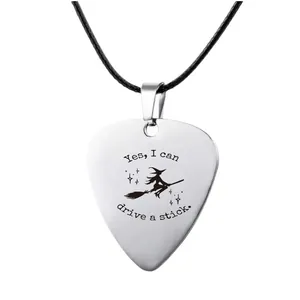 Détail du pendentif médiator avec sorcière et phrase sur acier inoxydable poli
