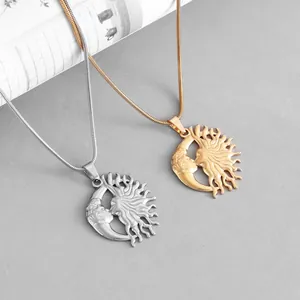 Collier avec pendentif soleil et lune en or et argent avec chaîne serpent élégante