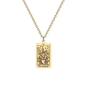 Détail du pendentif Tarot L'Empereur IV en acier doré sur une chaîne à maillons
