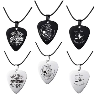 Collier Pendentif Médiator en Acier Inoxydable Halloween Motif Crâne Sorcière Bijoux Rock Gothique Cadeau Homme Femme