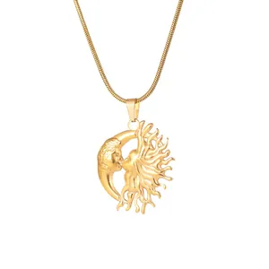 Détail du collier avec pendentif soleil et lune plaqué or et design en relief artistique