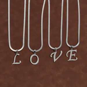 Colliers LOVE en acier inoxydable argenté avec chaînes serpent plates sur fond de cuir