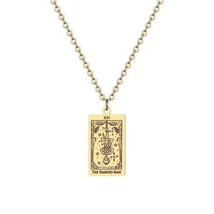 Vue détaillée du pendentif tarot Le Pendu doré avec gravure précise de lignes noires
