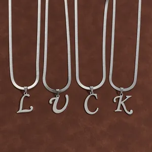 Lot de quatre colliers en acier inoxydable argenté avec pendentifs lettres LUCK sur chaînes