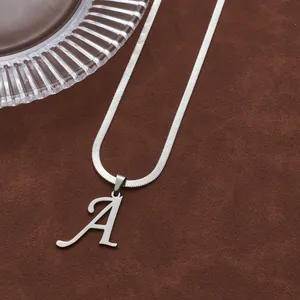 Détail du pendentif lettre A en acier inoxydable argenté sur une chaîne serpent plate