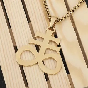Pendentif croix de Léviathan en or gothique avec chaîne box sur fond en bois