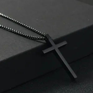 Collier avec pendentif croix en acier inoxydable noir mat et chaîne box pour hommes