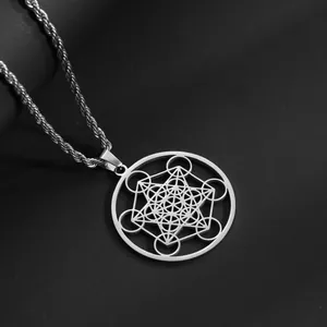 Gros plan du cube de Métatron gravé sur un pendentif poli en acier inoxydable géométrique