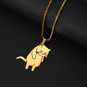 Gepolijste gouden speelse kattenhanger aan een ronde boxketting op een zwarte zuil