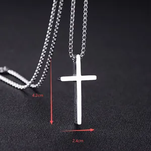 Collier pendentif croix en acier inoxydable pour homme, dimensions de 4,2 cm par 2,4 cm