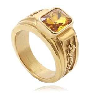 Vue détaillée de la bague en acier titane doré avec pierre ambre et relief de dragon