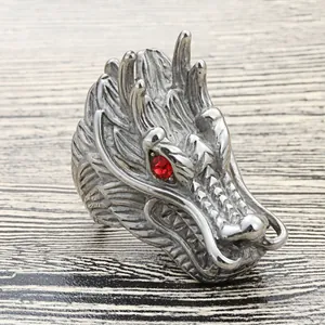 Vintage Punk Drachenkopf Ring aus Edelstahl mit roten Edelsteinaugen Dekoration
