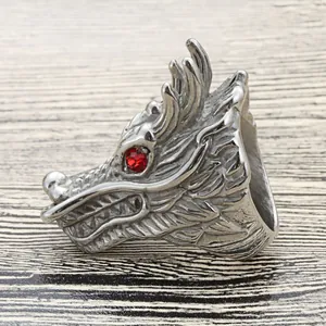 Detailansicht eines Punk-Drachenrings mit feinen Schuppen und roten Edelsteinaugen