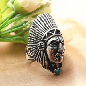 Makro-Detail des Vintage-Indianer-Rings aus Edelstahl mit Türkisstein und Federdesign
