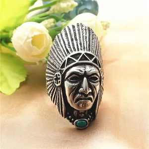 Makroaufnahme von Vintage-Titanstahlring mit Indianer-Häuptling und Türkisstein