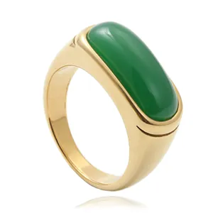 Anello punk in acciaio al titanio dorato con una grande pietra preziosa verde rettangolare
