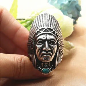 Detailaufnahme des Retro-Edelstahlrings mit Indianer-Häuptling und Türkis-Stein-Inlay