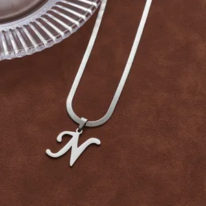 Vue détaillée de la chaîne serpent argentée avec pendentif lettre N cursive polie