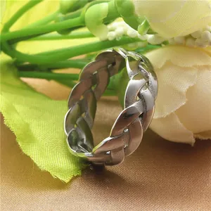 Detailopname van een vintage titaniumstalen gevlochten ring met metalen textuur