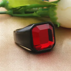 Primer plano de piedra roja de corte cuadrado en anillo de acero inoxidable negro
