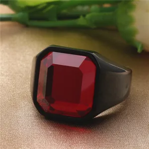 Anillo punk vintage con gema roja cuadrada en banda de acero inoxidable negro