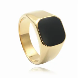 Anillo de sello de acero inoxidable dorado con piedra cuadrada negra en fondo blanco