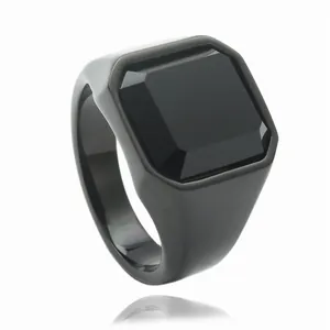 Detalle de un anillo de sello vintage para hombre en acero inoxidable con piedra negra