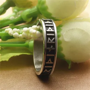 Bague Viking rétro en acier inoxydable avec bande noire et caractères runiques argentés