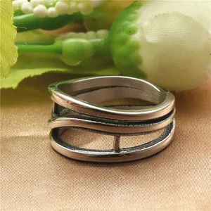 Anello vintage in acciaio inossidabile con design a onde cave a tre strati in argento