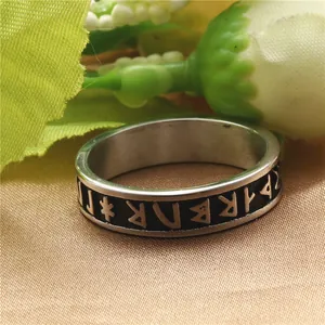 Bague rune Viking en acier inoxydable avec émail noir sur tissu à motifs dorés