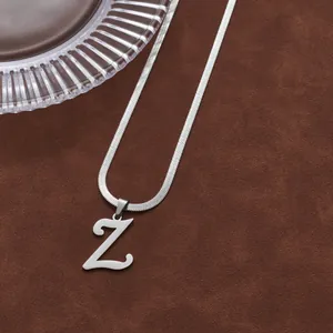 Détail d'un collier chaîne serpent argentée avec un pendentif lettre Z en acier poli