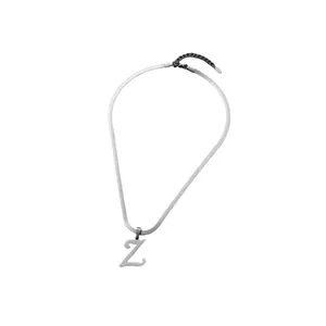 Collier en maille serpent argentée avec un pendentif minimaliste en forme de lettre Z