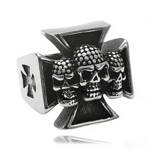 Retro punk herenring van titaniumstaal met ijzeren kruis en drievoudig schedelontwerp