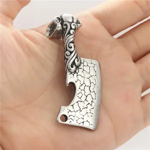 Pendentif punk en acier inoxydable en forme de couperet avec motif vintage et texture roc