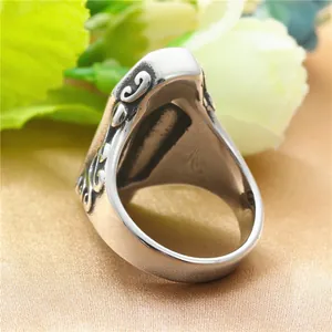 Anillo punk de acero inoxidable con acabado plateado vintage y grabados ornamentados