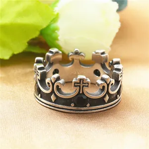 Anillo de corona gótica en acero vintage con piedras negras sobre raso dorado