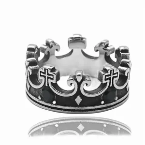 Detalle de anillo de corona vintage con gemas negras y motivos de cruces góticas