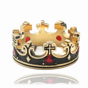 Detalle de anillo de corona de oro vintage con gemas rojas y cruces de esmalte negro