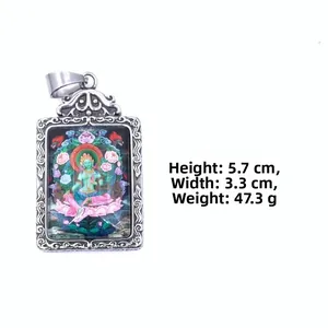 Vista detallada del colgante thangka Tara Verde con dimensiones de 5,7 cm de alto y 3,3 cm