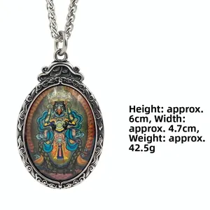 Detailweergave van de retro titanium stalen hanger met kleurrijke religieuze Thangka-kunst