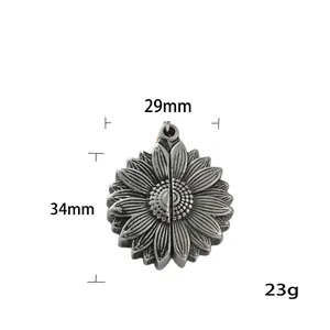 Détail du pendentif médaillon tournesol avec dimensions 29mm x 34mm et poids de 23g