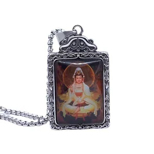 Detalle del colgante Buda Guan Yin con patrón de nubes y cadena de bolas de plata