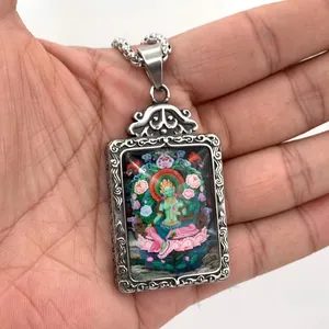 Colgante rectangular vintage de acero inoxidable con arte budista de Tara Verde en cadena