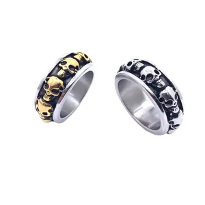 Anillo de calavera gótica en acero inoxidable con detalles en relieve de plata y oro