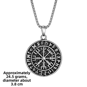 Dettaglio della collana vichinga Vegvisir con simboli runici e dimensioni