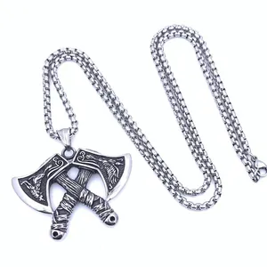 Vue détaillée du pendentif hache viking avec gravures nordiques sur une chaîne en acier