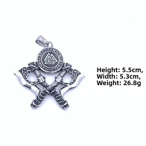 Détail du pendentif hache Viking Odin avec runes, 5,5 cm de haut et 5,3 cm de large