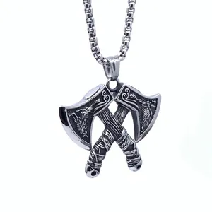 Gros plan du pendentif hache double viking avec runes nordiques et texture acier